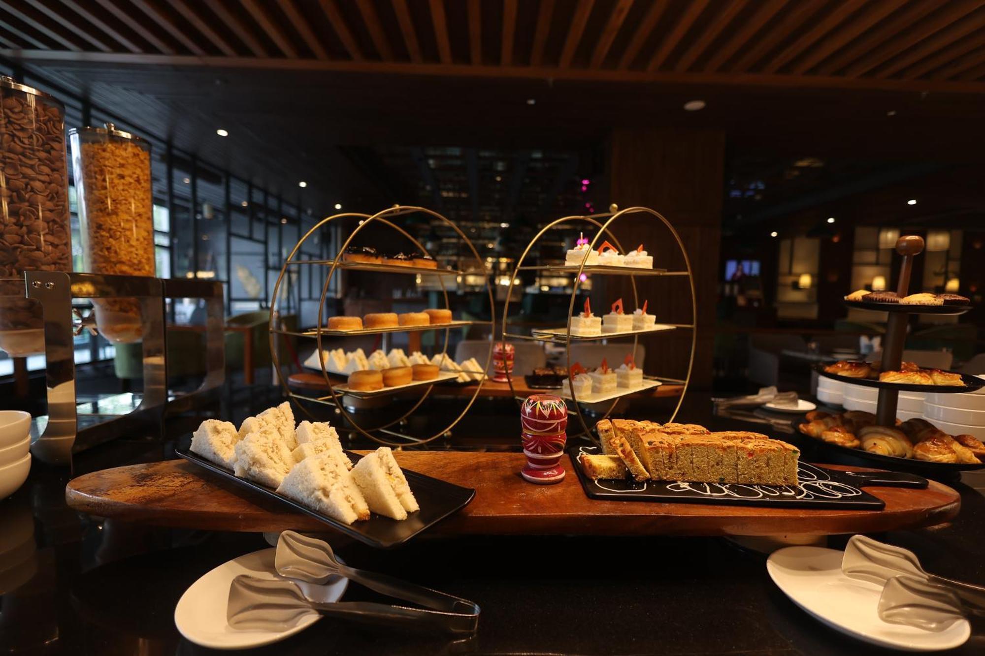 Hotel Polo Towers Агартала Екстериор снимка