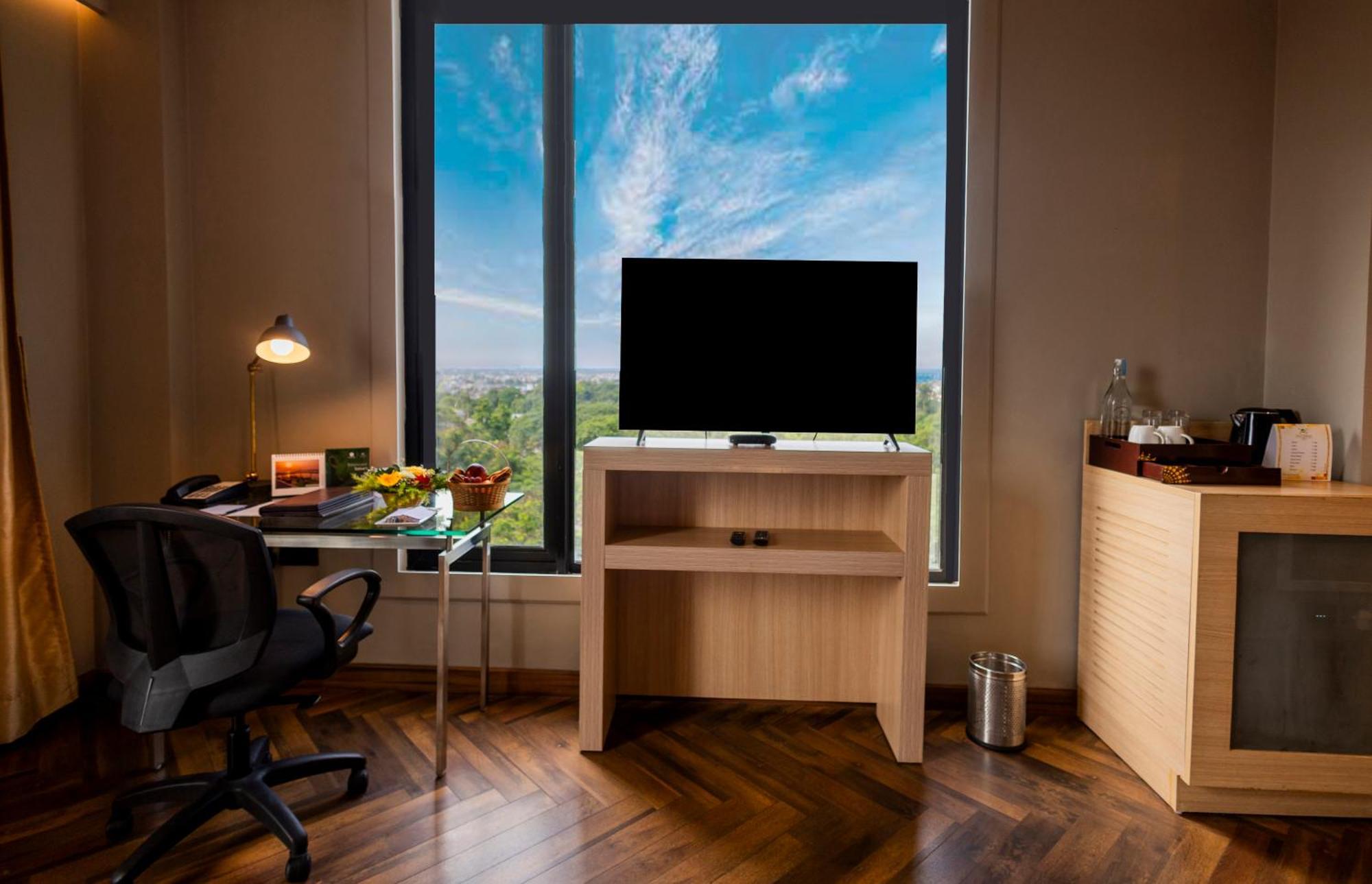 Hotel Polo Towers Агартала Екстериор снимка